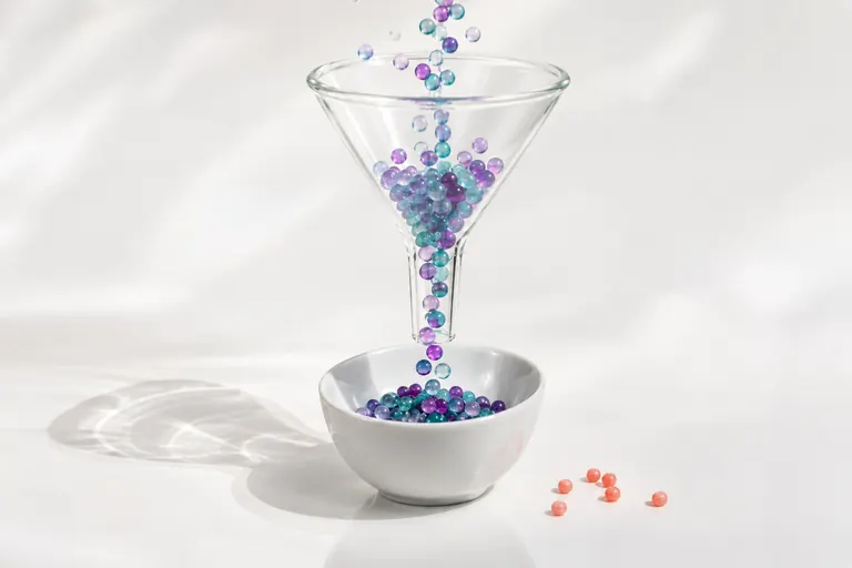 Entonnoir en verre traversé de perles colorées, image des conversions suivies dans GA4